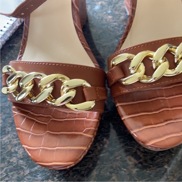 New guess crcc embossed wedge sandals NWT 8 - Picture 2 of 7